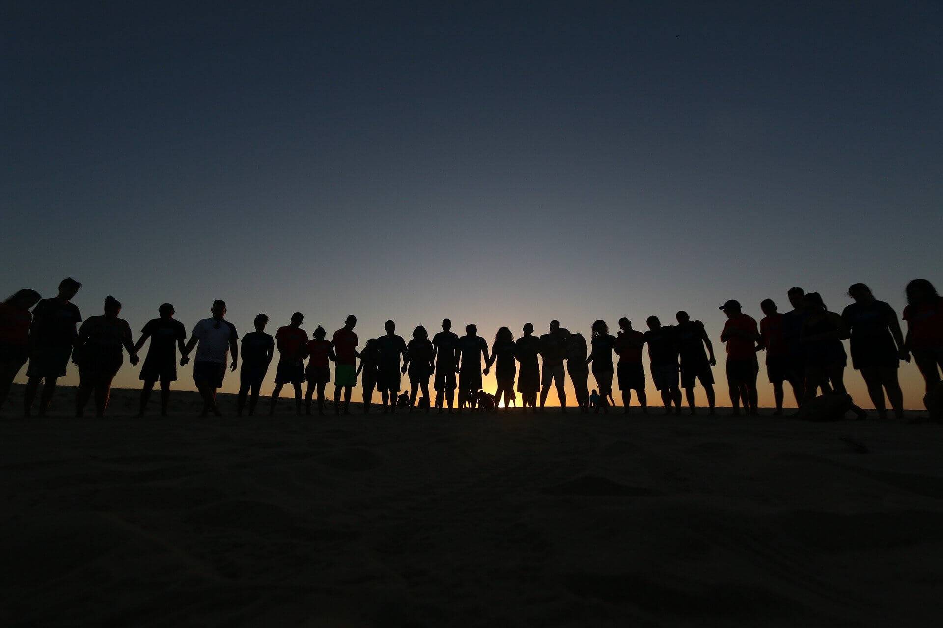 Quelle: pixabay.com / josephredfield, https://pixabay.com/de/photos/menschen-freunde-zusammen-gl%C3%BCcklich-4050698/