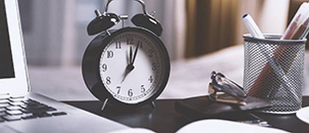 Quelle: JESHOOTS-com, pixabay.com, https://pixabay.com/de/photos/zeit-wecker-uhr-beobachten-std-2980690/ Zeit