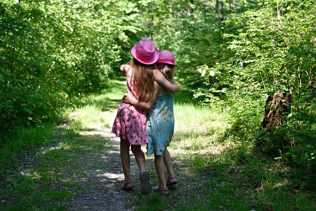 Zwei Mädchen im Wald
