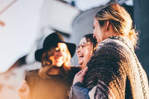 Quelle: StockSnap, pixabay.com, https://pixabay.com/de/photos/menschen-frauen-reden-lachen-2567915/ Personengruppe
