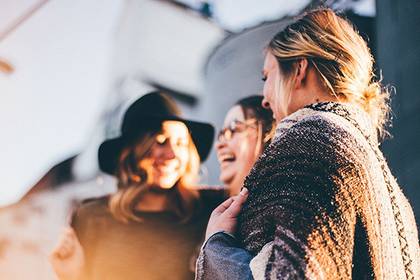 Quelle: StockSnap, pixabay.com, https://pixabay.com/de/photos/menschen-frauen-reden-lachen-2567915/ Personengruppe