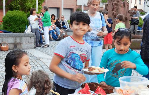 Kinder freuen sich über ein gelungenes Fest mit köstlichen Leckereien